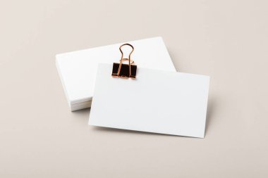 Bej arka planda altın ciltli boş bir kartvizit.