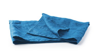 Mavi keten peçete beyaz arkaplanda katlanmış.