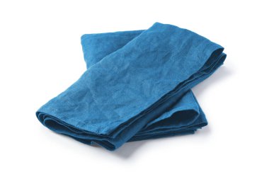 Mavi doğal keten peçete beyaz arka planda katlanmış.