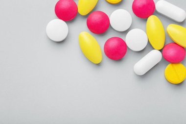 Tıbbi haplar, tablet, gri arka planda çeşitli ilaçlar, üst görünüm, kopyalama alanı
