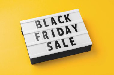 Sarı arka planda kara Cuma indirimli ışık kutusu