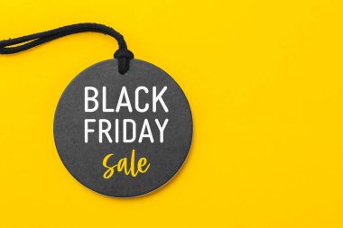 Sarı arkaplanda siyah fiyat etiketi indirimi, kopyalama alanı