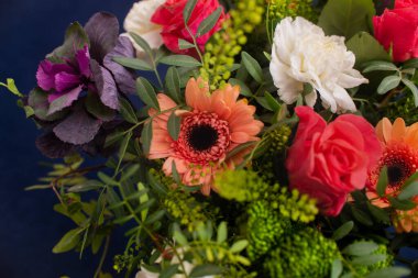 Profesyonel bir çiçekçi, Gerbera çiçekleri, karanfil gülü, okaliptüs yeşilliği tarafından yapılan şenlik buketi.