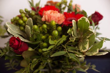 Güzel çiçek aranjmanı kompozisyon, çiçekçide karışık çiçek buketi.