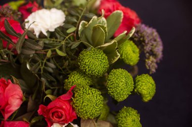 Çiçekçi dükkanında bir buket karışık çiçek.