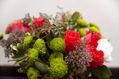 Düğün çiçeği aranjmanı, çiçekçi dükkanında karışık çiçekler.