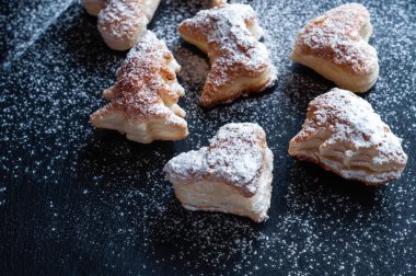 Siyah arka planda pudra şekerli ev yapımı kurabiyeler.. 