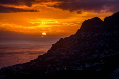 Madeira 'da gün doğumunda dağlar
