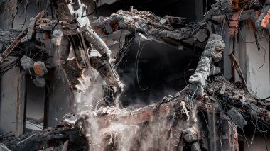 Eski binanın yıkımı. Ön görünüm