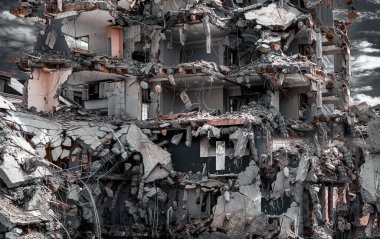 Eski binanın yıkımı. Ön görünüm