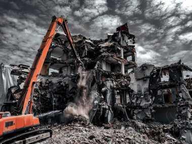Ev Yıkım Alanı Kazıcısının hidrolik parçalama makinesi ve sarı konteynırı var. Ön görünüm
