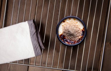 Ev yapımı sütlü sütlü sütlü puding. Sutlac olarak bilinir, Üst Manzara