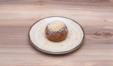 Beyaz tabakta Hayrabolu tatlısı, yaklaşın.