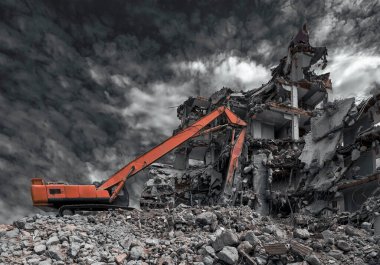 Ev Yıkım Alanı Kazıcısının hidrolik parçalama makinesi ve sarı konteynırı var. Ön görünüm