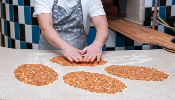 Chef Panadería Haciendo Una Pizza Turca Lahmacun — Foto de Stock