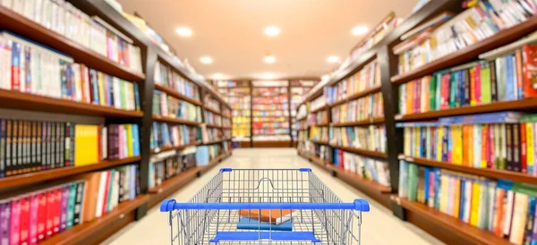 Kitapçının Içinde Alışveriş Arabası Var Kapatın — Stok fotoğraf
