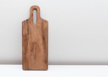 İzole edilmiş beyaz arkaplanda tahta kesme tahtası