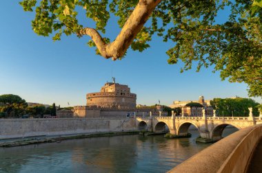 Roma üzerindeki altın saat Sant 'Angelo Kalesi Tiber Nehri ihtişamını yansıtırken ebedidir. Tarihin, mimarinin ve huzurun mükemmel bir karışımı..