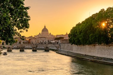 Tiber Nehri üzerinde gün batımında Aziz Peter Bazilikası arka planda, Roma, İtalya. Doğan güneş şehri aydınlatıyor..