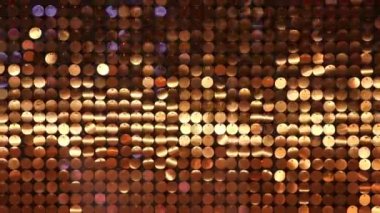 Bakır ya da parlak alaşımlı parlak metal şekiller duvarda asılı duruyor ve gece kulübünün parlak arka planı olarak el sallıyor ve titreşiyor retro parti için ya da altın dekoratif arka planda parıldayan Noel parıltısı