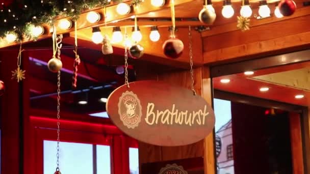 デュッセルドルフ ドイツ 2022 ドイツのクリスマスマーケットのスナックバーでのドイツのブラットウストやソーセージは おいしいソーセージやフライパンの文化的な休日のイベントを提供していますアドベント時間クリスマスボール — ストック動画