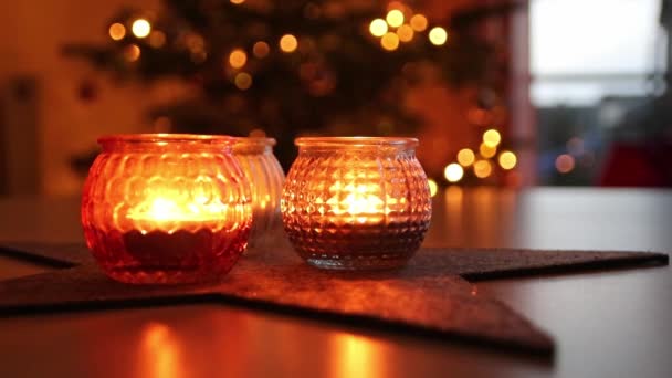 在圣诞节前夕或圣诞节前夕 用四支蜡烛点燃圣诞花环中的圣诞蜡烛 点燃起来 以营造温馨的气氛 心平气和 — 图库视频影像