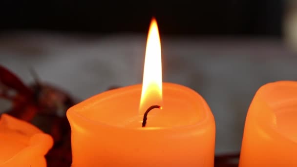 Καίγοντας Χριστουγεννιάτικα Κεριά Από Ένα Γιορτινό Χριστουγεννιάτικο Στεφάνι Τέσσερα Κεριά — Αρχείο Βίντεο