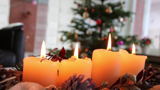 Vier Brennende Kerzen Auf Dem Adventskranz Leuchten Hell Mit Romantischer — Stockvideo