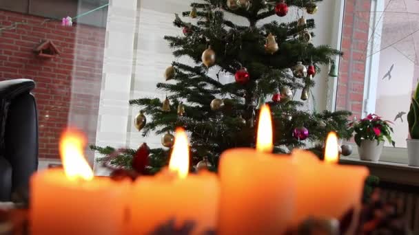 Cztery Płonące Świece Boże Narodzenie Wieniec Świeci Jasny Romantycznym Nastroju — Wideo stockowe