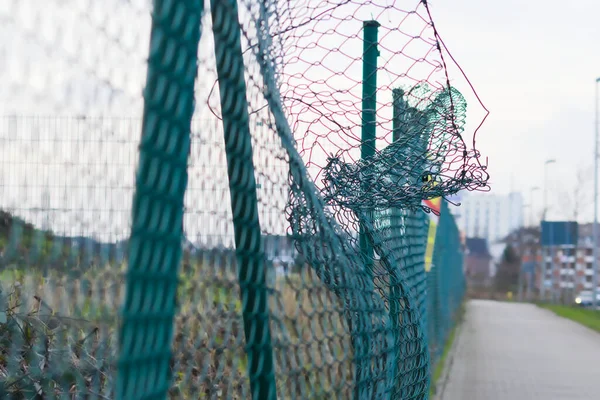 Зеленый Поврежденный Проволочный Забор Разрушается После Столкновения Автомобильной Аварией Разрушенный — стоковое фото