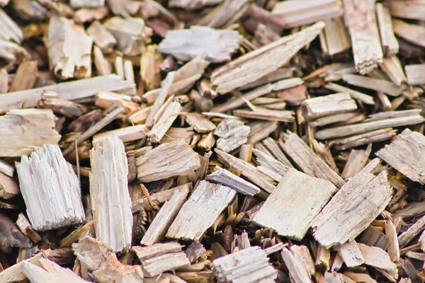 许多木片作为特写宏观视图中的木制背景 展示了可再生资源和可持续材料 以及用于操场和球团加热材料的木屑和木屑回收利用 — 图库照片
