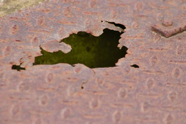 旧的腐蚀金刚石板上有腐蚀孔的生锈金属板显示 在钢板表面受损的蒸汽冲压情况下 因雨天损坏的生锈钢和生锈的金属锈蚀 — 图库照片