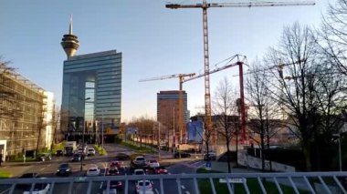 Almanya, Düsseldorf 'ta inşaat vinçleri