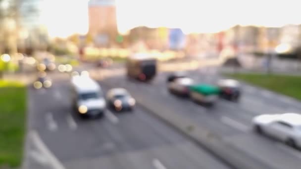 都市交通における高速道路上の移動車と都市交通の背景都市の通りに通勤者や町を通過トラックや自動車と都市交通事業を示してラッシュアワー — ストック動画