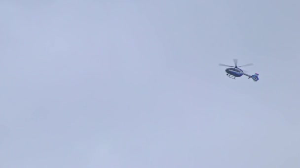 Дюссельдорф Nrw Германия 2023 Немецкий Полицейский Вертолет Пролетает Над Городом — стоковое видео