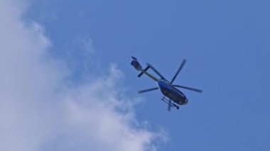 Düsseldorf, NRW, Almanya 04: 30 2023: Alman polis helikopteri terör saldırısı, soygun veya banka soyguncuları veya hava takibindeki suçluları yakalamak amacıyla polis operasyonu olarak kentin üzerinde uçuyor