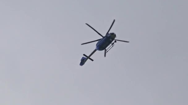 Dusseldorf Nrw Niemcy 2023 Niemiecki Helikopter Policyjny Przelatujący Nad Miastem — Wideo stockowe