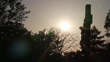 Akşam günbatımında parlayan kutsal haç İsa 'nın sembolü siluet içinde çarmıha gerilmesi ve ruhsal çarmıha gerilmesi ya da İsa' nın mezarlıktaki ölümünden sonra dirilişi gibi.