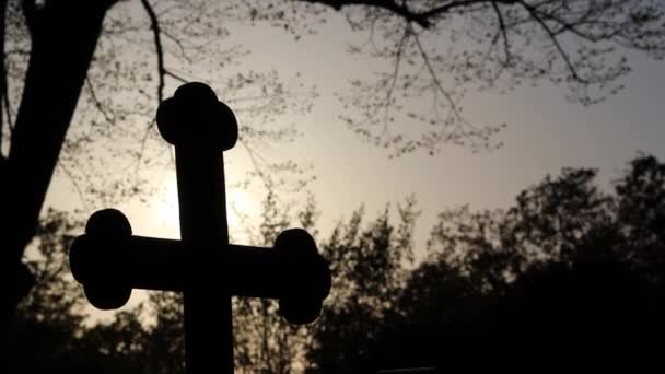 Akşam Günbatımında Parlayan Kutsal Haç Nın Sembolü Siluet Içinde Çarmıha — Stok video