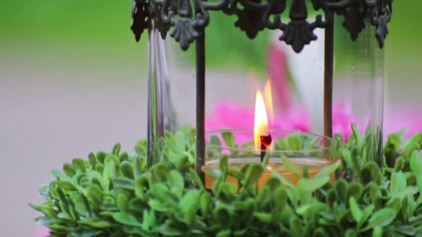 어두운 배경을 묘비를 불태우는 기독교 인들의 죽음의 과같은 묘지에서 초승달 — 비디오