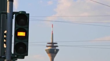 Motorcular için kırmızı ışıktan yeşil ışığa geçen bisiklet ve yayalar için trafik ışıkları Dsseldorf 'ta bisiklet açısından kırmızıdan yeşile geçiş yapan şehir caddesini gösteriyor