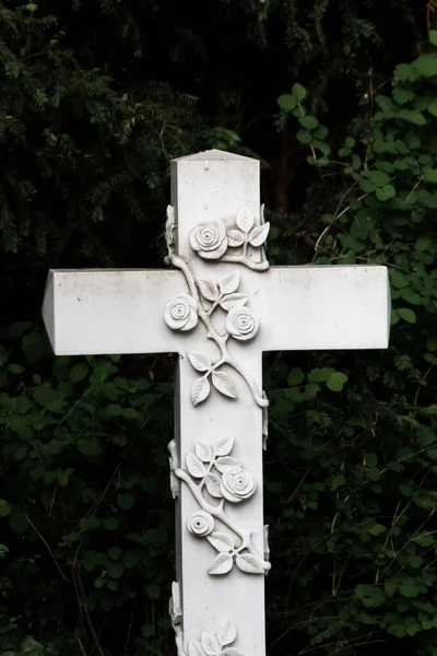 墓碑上漂亮的十字雕像 — 图库照片