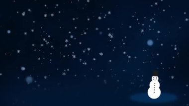 Karlı bir Noel arkaplanında kar taneleri sallayan mutlu bir kardan adam kar tanecikleri ve fotokopi uzayı Noel arifesi ve Noel arifesi için romantik ve şenlikli bir arkaplan.