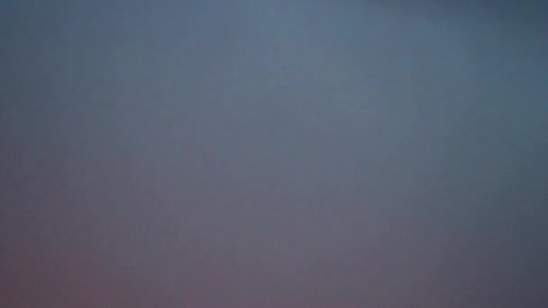 Pioruny Pioruny Szarych Chmurach Wieczorne Niebo Podczas Silnej Burzy Silnymi — Wideo stockowe