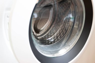 İçi paslanmaz çelik varillerle dolu çamaşır makinesine bakın. Temizlik için ev aletleri, kuru temizlemeci ve çamaşır makinesinin ön yükleyicisini gösteriyor.