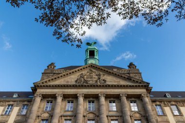 Düsseldorf, Almanya 10: 15 2023: Alman NRW 'nin başkenti olarak Dsseldorf' taki Yüksek Bölge Mahkemesi, hukuki süreçlerde davacı ve davalı ile yargı sistemini gösteriyor