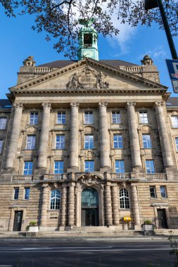 Düsseldorf, Almanya 10: 15 2023: Alman NRW 'nin başkenti olarak Dsseldorf' taki Yüksek Bölge Mahkemesi, hukuki süreçlerde davacı ve davalı ile yargı sistemini gösteriyor