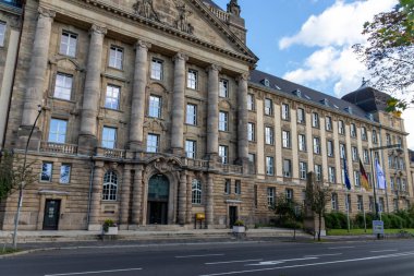 Düsseldorf, Almanya 10: 15 2023: Alman NRW 'nin başkenti olarak Dsseldorf' taki Yüksek Bölge Mahkemesi, hukuki süreçlerde davacı ve davalı ile yargı sistemini gösteriyor