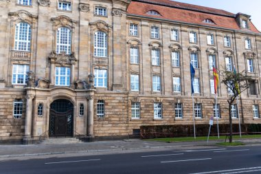 Düsseldorf, Almanya 10: 15 2023: Alman NRW 'nin başkenti olarak Dsseldorf' taki Yüksek Bölge Mahkemesi, hukuki süreçlerde davacı ve davalı ile yargı sistemini gösteriyor