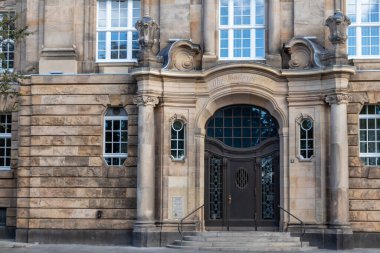 Düsseldorf, Almanya 10: 15 2023: Alman NRW 'nin başkenti olarak Dsseldorf' taki Yüksek Bölge Mahkemesi, hukuki süreçlerde davacı ve davalı ile yargı sistemini gösteriyor